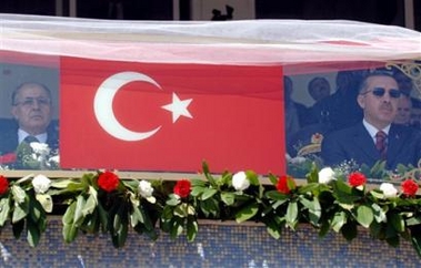 Appels au départ du gouvernement d&rsquo;Erdogan après une attaque antilaïque
