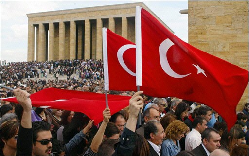 Turquie: 25.000 personnes au mausolée d&rsquo;Atatürk contre l&rsquo;attaque antilaïque