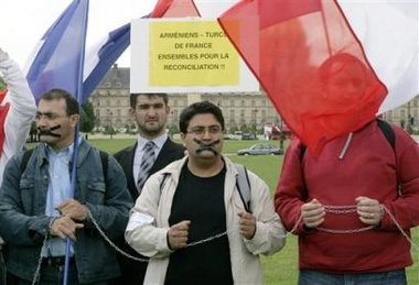 La Turquie appelle la France à renoncer à la loi pénalisant la négation du génocide arménien