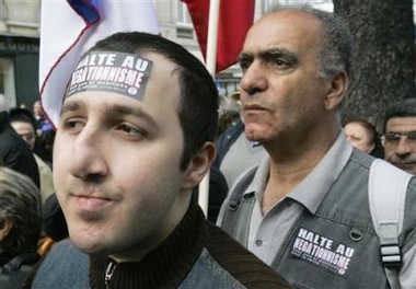 Génocide arménien: Patrick Devedjian dénonce l&rsquo;attitude d »&lsquo;une partie de la droite »