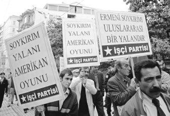 Manifestation contre le projet de loi français sur la pénalisation de la négation du génocide arménien à Istanbul
