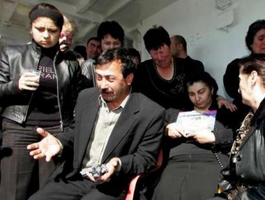 Crash airbus arménien :  des familles enterrent des urnes remplies d&rsquo;eau de la mer Noire