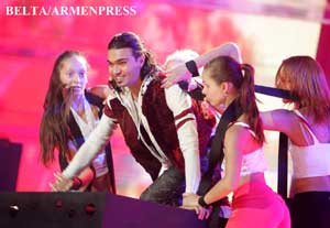 Conférence de presse du chanteur André après l&rsquo;Eurovision. En Arménie 250 000 personnes auraient participé au vote