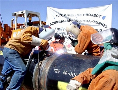Evacuation de personnel d&rsquo;une plate-forme pétrolière en mer Caspienne