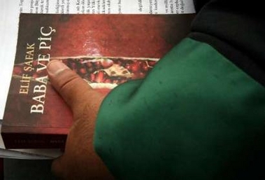 Turquie: Bruxelles salue acquittement Shafak mais veut réforme du code pénal