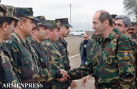 Le président arménien Robert Kotcharian en tournée d&rsquo;inspection des troupes à la frontière arméno-azérie