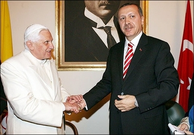 Benoît XVI accueilli à l&rsquo;aéroport par le Premier ministre turc Erdogan