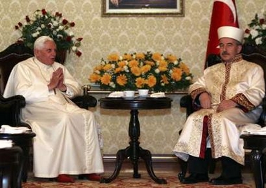 Benoît XVI et Ali Bardakoglu dialoguent en direct devant les caméras