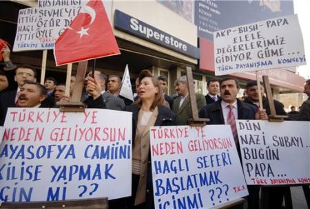Le pape en Turquie pour un voyage délicat