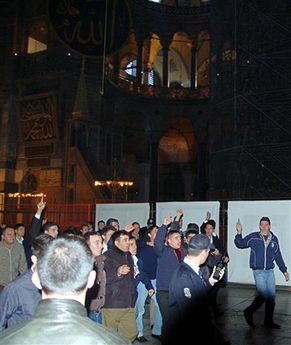 Turquie: les islamistes font campagne dans le calme contre la venue du pape