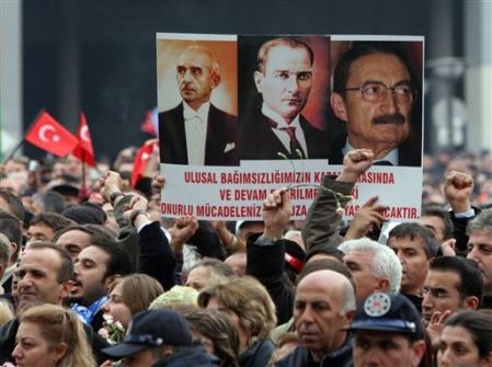 Les Turcs pleurent le nationaliste Bülent Ecevit, l' »homme du peuple »