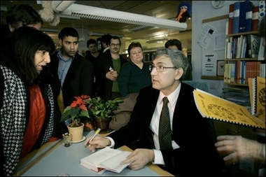 Orhan Pamuk interpellé lors d&rsquo;une conférence en raison du génocide arménien