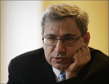 Orhan Pamuk rentre « fatigué » et sous haute sécurité en Turquie