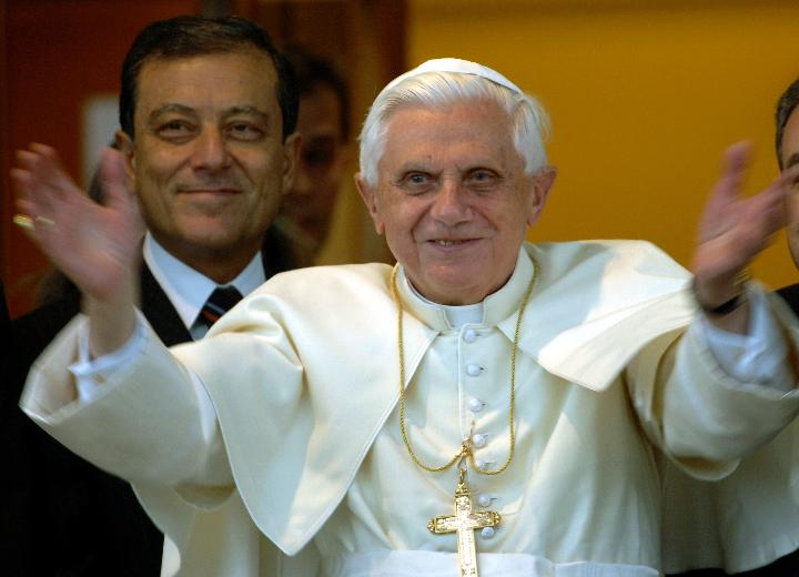 Le théologien Hans Kung approuve la prière du pape à la mosquée