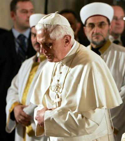 Retour de Benoît XVI à Rome après son voyage en Turquie