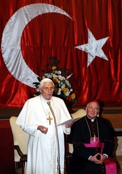 Benoît XVI à Istanbul: nouvel appel à la liberté religieuse