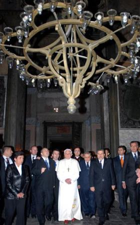 Le pape célèbre une messe au dernier jour de son voyage en Turquie