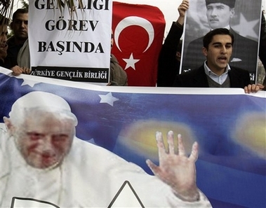 Istanbul vit au rythme de la visite du pape