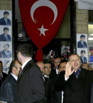 Recep Tayyip Erdogan a rendu visite à la famille de Hrant Dink ( lesphotos)