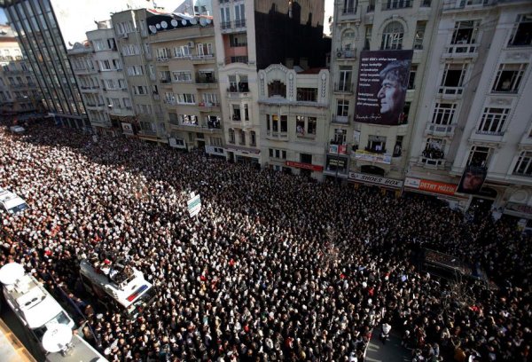 Une foule immense aux obsèques de Hrant Dink