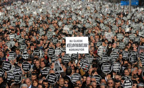 100.000 personnes à Istanbul aux obsèques du journaliste Hrant Dink ( toutes les photos)