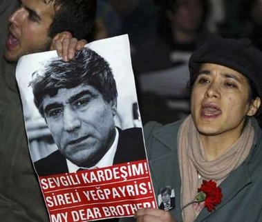 Hommage à Hrant Dink, journaliste turc d&rsquo;origine arménienne assassiné vendredi à Istanbul