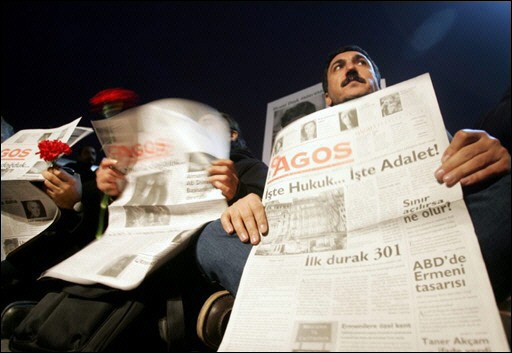 Des militants de gauche turcs brandissent le journal Agos où travaillait Hrant Dink, lors d&rsquo;une manifestation à Istanbul le 19 décembre 2007