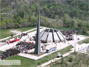 Sous la pluie et la neige, le président arménien Robert Kotcharian accompagné d&rsquo;une forte délégation ministérielle s&rsquo;est rendu ce matin au mémorial du génocide à Erévan