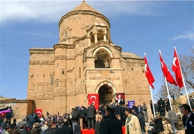 « La Turquie sape sa propre propagande en profanant l&rsquo;église arménienne » par Harut Sassounian