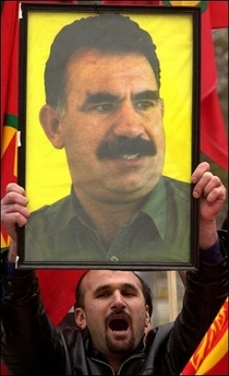 Allégations d’empoisonnement d&rsquo;Öcalan : des Kurdes font la grève de la faim