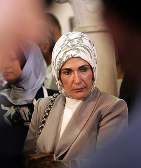 Emine, l&rsquo;épouse au foulard