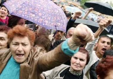 L&rsquo;opposition manifeste pour dénoncer les fraudes