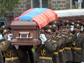 Le corps de Manoogian enterré en Arménie