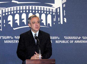 Selon Vartan Oskanian, l&rsquo;Arménie désire améliorer ses relations de bon-voisinage avec la Géorgie, l&rsquo;Iran mais aussi la Turquie et l&rsquo;Azerbaïdjan