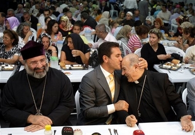 La photo du jour : le Patriarche arménien Mesrob II fête le Ramadan
