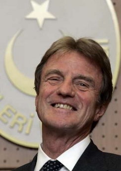 Pénalisation de la négation du génocide arménien en France : « Rien n&rsquo;est menaçant et rien n&rsquo;est fait » selon Bernard Kouchner