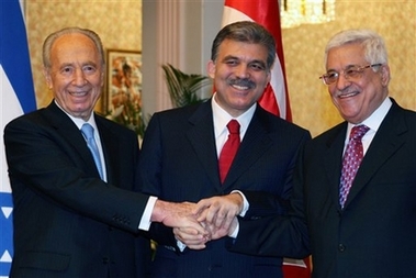 Le président israélien, Shimon Pérès, devant les députés turcs