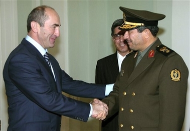Rencontre entre les ministres de la Défense arménien et iranien