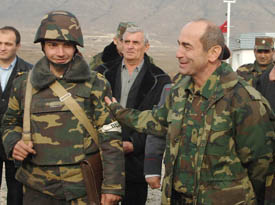 Robert Kocharian signe la doctrine de défense de l&rsquo;Arménie