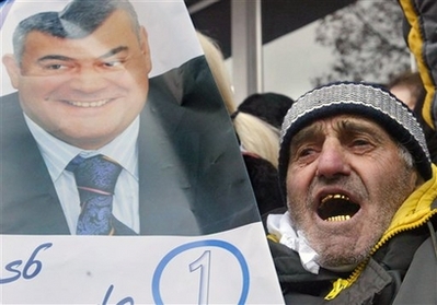 Plus de 50.000 manifestants contre la réélection de Saakachvili