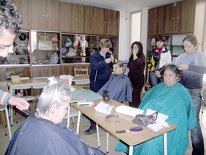 Liban : Coupe, couleur, manucure : interludes beauté pour têtes blanches vivant dans la misère