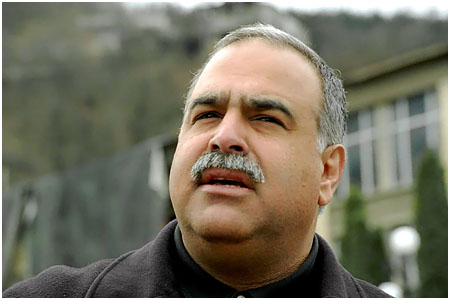 Hayots Achkhar : « Le peuple doit connaître ses héros : Raffi Hovhannissian nie le génocide »