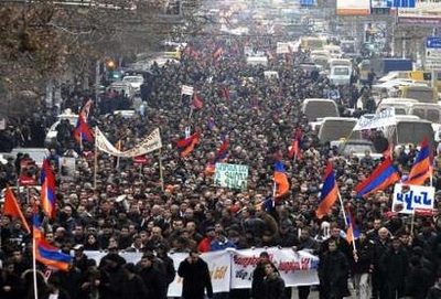Des dizaines de milliers d&rsquo;Arméniens dans la rue en soutien à Levon Ter-Petrossian