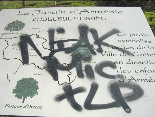 Dégradation de la plaque commémorant l&rsquo;action de la ville de Créteil pour le parrainage d &lsquo;enfants en Arménie