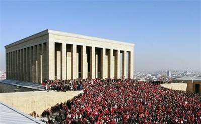 Turquie: plus de 100.000 manifestants à Ankara contre le voile dans les universités
