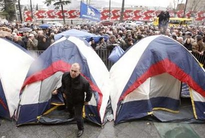 L&rsquo;opposition géorgienne manifeste devant le parlement