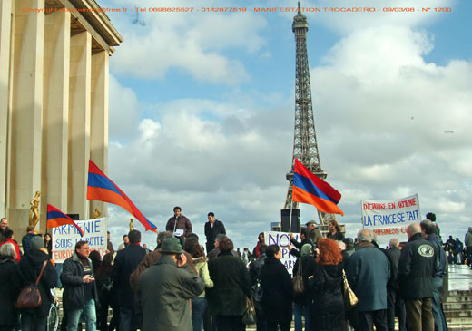Manifestation arménienne au Trocadérosur le parvis des droits de l&rsquo;homme