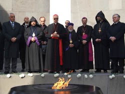 Le secrétaire d&rsquo;Etat du Vatican le cardinal Tarcisio Bertone en visite à Tsisernakaberd