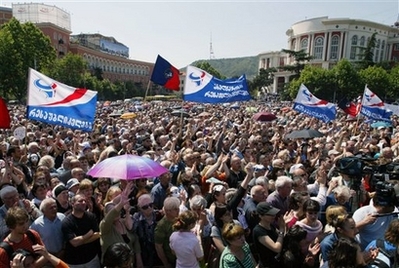 Géorgie: 30.000 manifestants dans la rue contre les résultats des législatives
