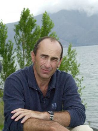 La pierre Kotcharian dans le jardin Sarkissian